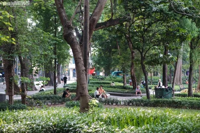 Hà Nội nắng như đổ lửa, phố đi bộ Hồ Gươm cuối tuần vắng hoe-5