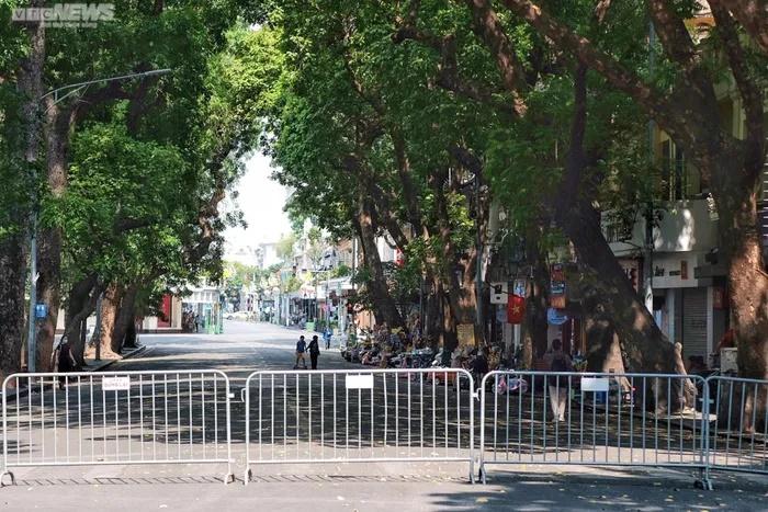 Hà Nội nắng như đổ lửa, phố đi bộ Hồ Gươm cuối tuần vắng hoe-6