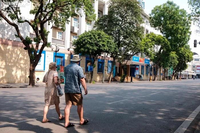 Hà Nội nắng như đổ lửa, phố đi bộ Hồ Gươm cuối tuần vắng hoe-7