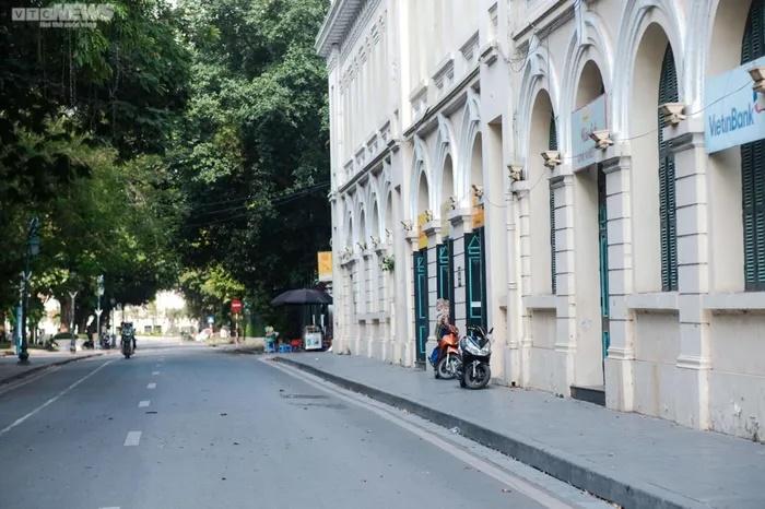 Hà Nội nắng như đổ lửa, phố đi bộ Hồ Gươm cuối tuần vắng hoe-8