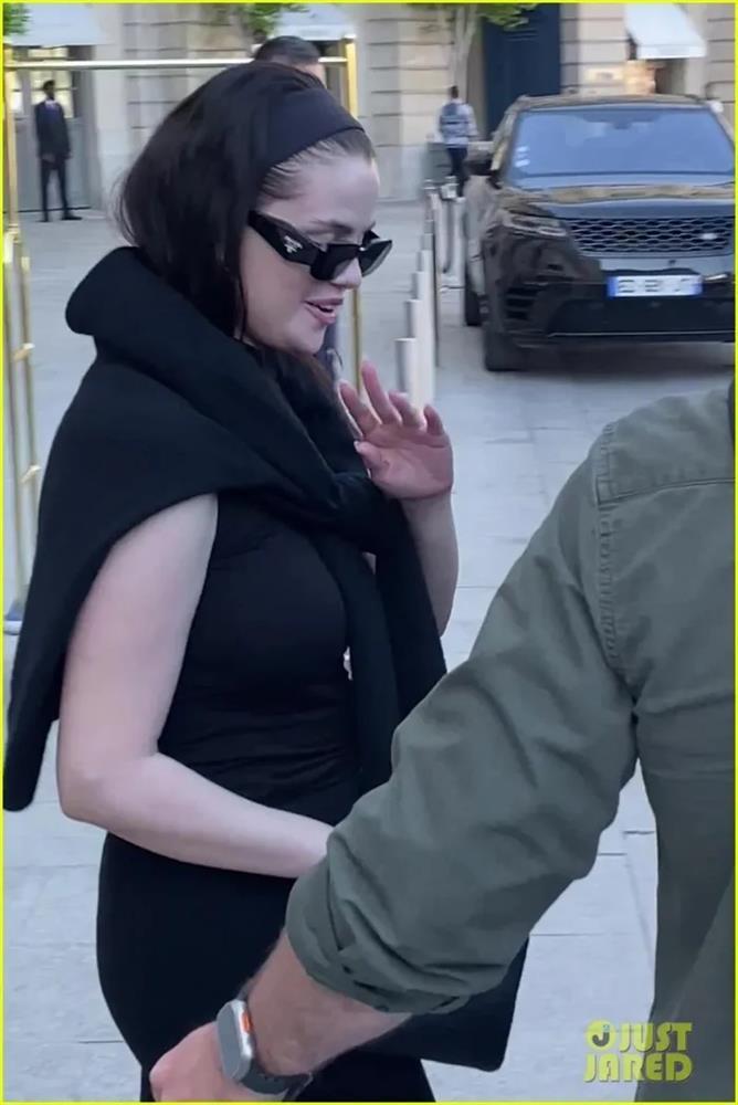 Selena Gomez tăng cân, để mặt mộc xinh đẹp đi dự sự kiện-2