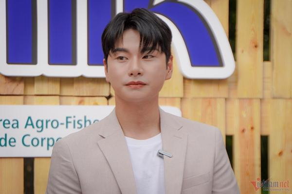 Sao Bỗng Dưng Trúng Số đến Việt Nam: Tôi và Hari Won như chị em thân thiết-1