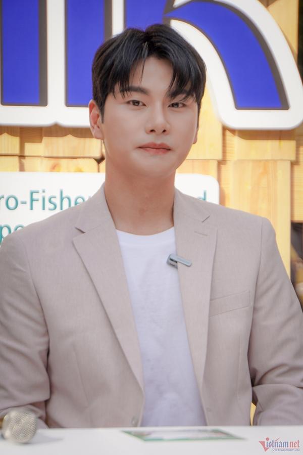 Sao Bỗng Dưng Trúng Số đến Việt Nam: Tôi và Hari Won như chị em thân thiết-3