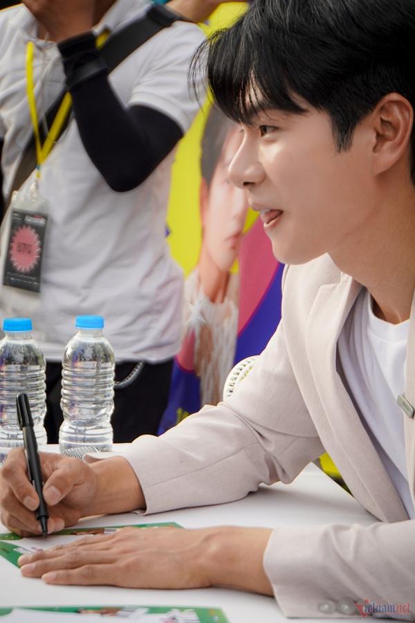 Sao Bỗng Dưng Trúng Số đến Việt Nam: Tôi và Hari Won như chị em thân thiết-10