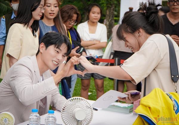 Sao Bỗng Dưng Trúng Số đến Việt Nam: Tôi và Hari Won như chị em thân thiết-7