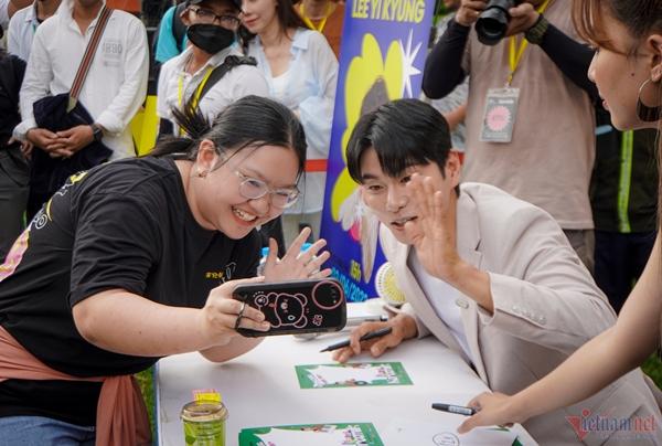 Sao Bỗng Dưng Trúng Số đến Việt Nam: Tôi và Hari Won như chị em thân thiết-8