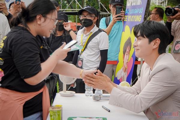 Sao Bỗng Dưng Trúng Số đến Việt Nam: Tôi và Hari Won như chị em thân thiết-9