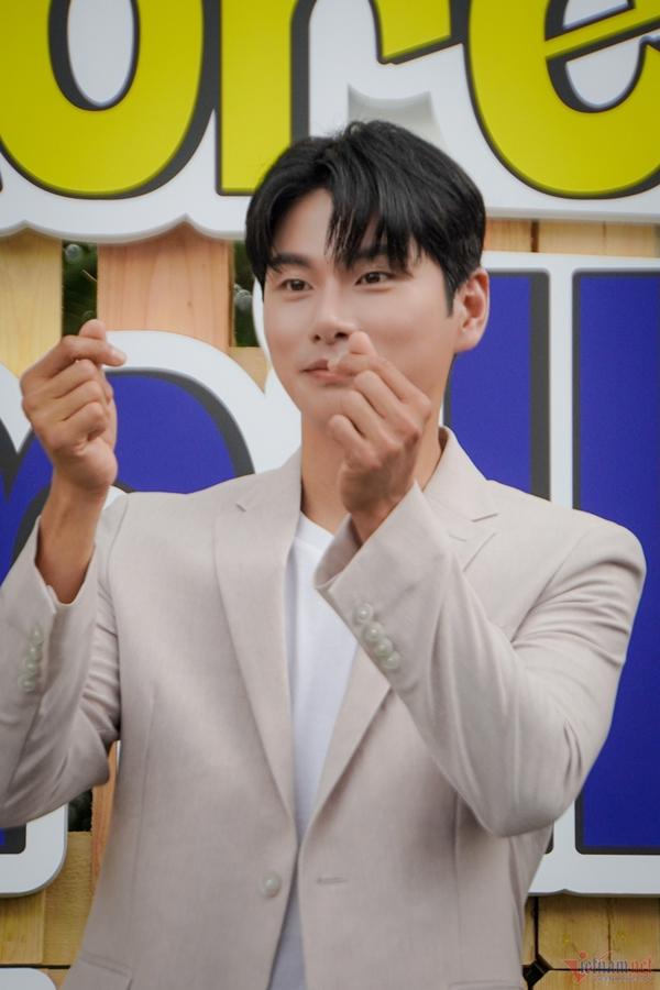 Sao Bỗng Dưng Trúng Số đến Việt Nam: Tôi và Hari Won như chị em thân thiết-11