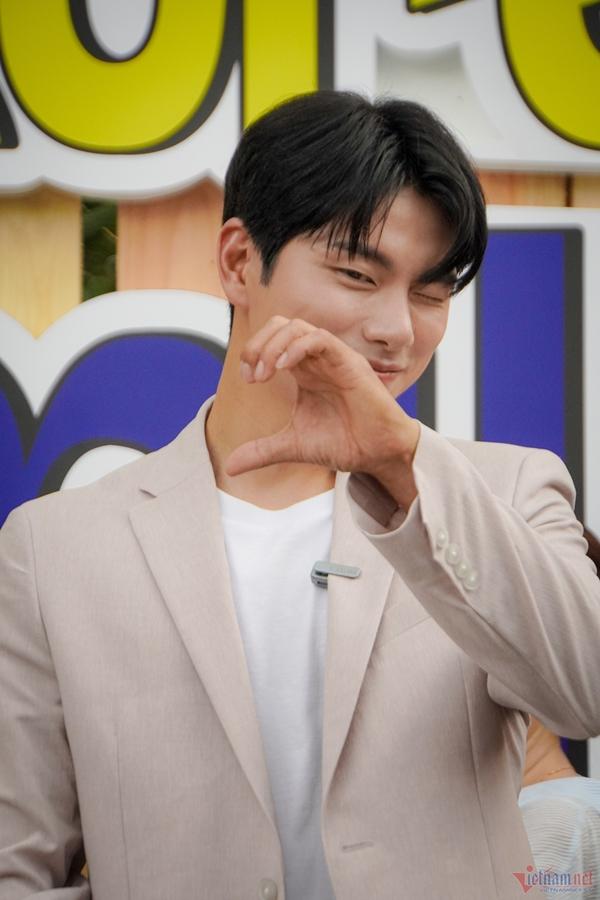 Sao Bỗng Dưng Trúng Số đến Việt Nam: Tôi và Hari Won như chị em thân thiết-12