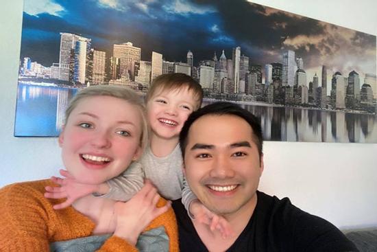 Lấy vợ kém 11 tuổi, ngày ra mắt rể Việt bị bố vợ hỏi hóc búa