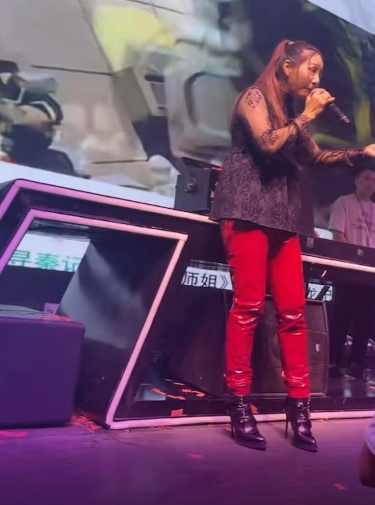 Mỹ nhân vạn người săn đón hát quán bar, bị chê như bà thím ở tuổi 47-2