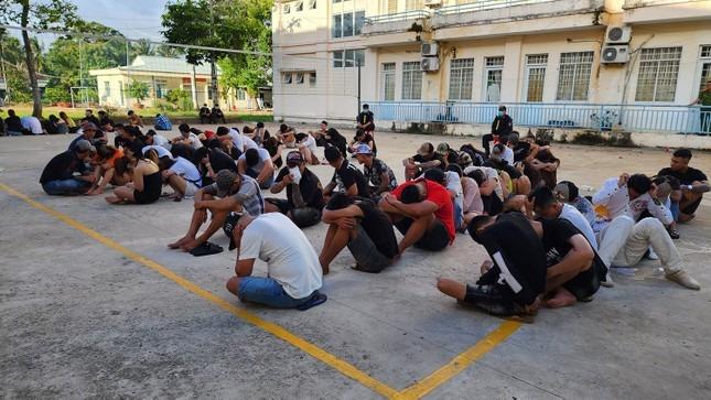 Đột kích quán karaoke hạng sang, phát hiện 76 người dương tính ma túy-1