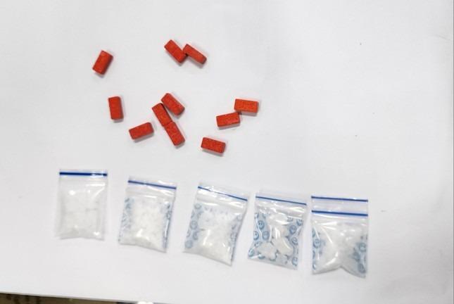 Đột kích quán karaoke hạng sang, phát hiện 76 người dương tính ma túy-2