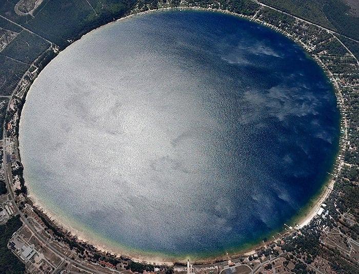 Khám phá hồ nước tự nhiên tròn nhất thế giới-1