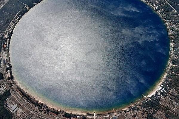 Sự thật về hố địa ngục trong lòng hồ có thể nuốt mọi thứ xung quanh-3