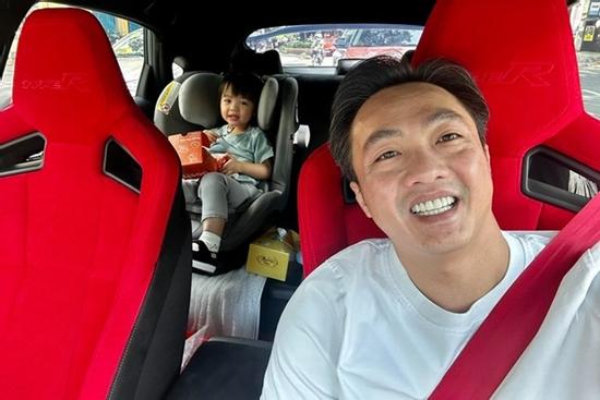 Cường Đô La chăm con chu đáo khi vắng mặt Đàm Thu Trang