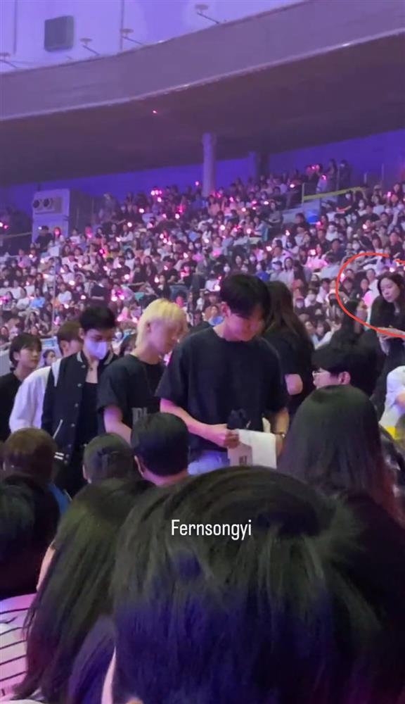 Dàn sao hội tụ ở show Taeyeon, Đức Phúc cũng có mặt-7