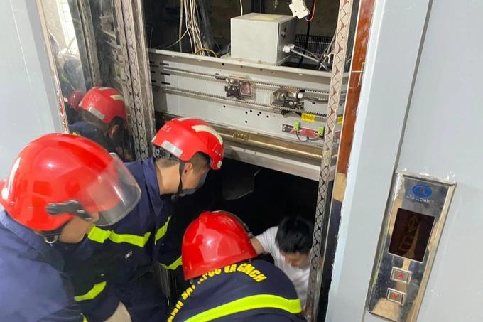 2 vụ mắc kẹt trong thang máy giữa trưa do sự cố về điện-1