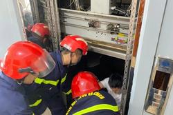 2 vụ mắc kẹt trong thang máy giữa trưa do sự cố về điện