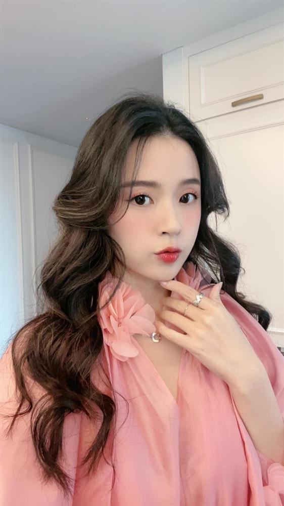 Giảng viên nhiều sổ đất Midu lên đồ xuống phố, fans bóc giá nghìn đô-2