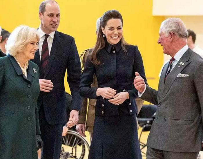 19 ảnh chứng minh ứng xử khéo léo của Vương phi Kate với gia đình chồng-3