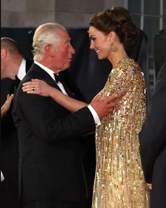 19 ảnh chứng minh ứng xử khéo léo của Vương phi Kate với gia đình chồng-4