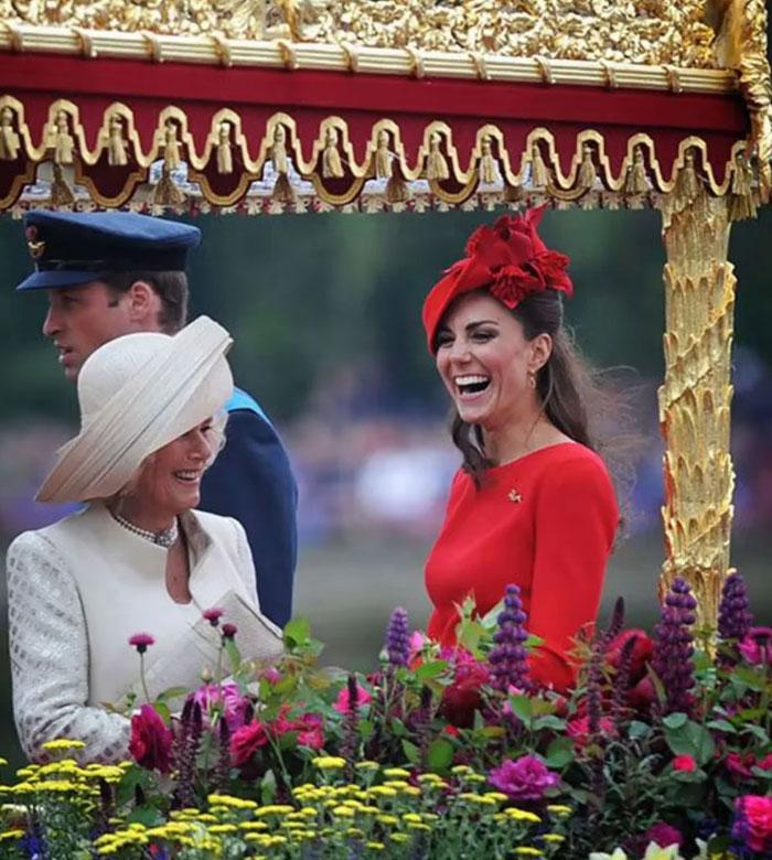 19 ảnh chứng minh ứng xử khéo léo của Vương phi Kate với gia đình chồng-6