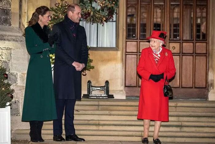 19 ảnh chứng minh ứng xử khéo léo của Vương phi Kate với gia đình chồng-8