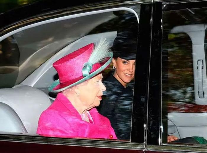 19 ảnh chứng minh ứng xử khéo léo của Vương phi Kate với gia đình chồng-7