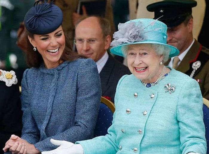 19 ảnh chứng minh ứng xử khéo léo của Vương phi Kate với gia đình chồng-10