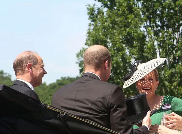 19 ảnh chứng minh ứng xử khéo léo của Vương phi Kate với gia đình chồng-15