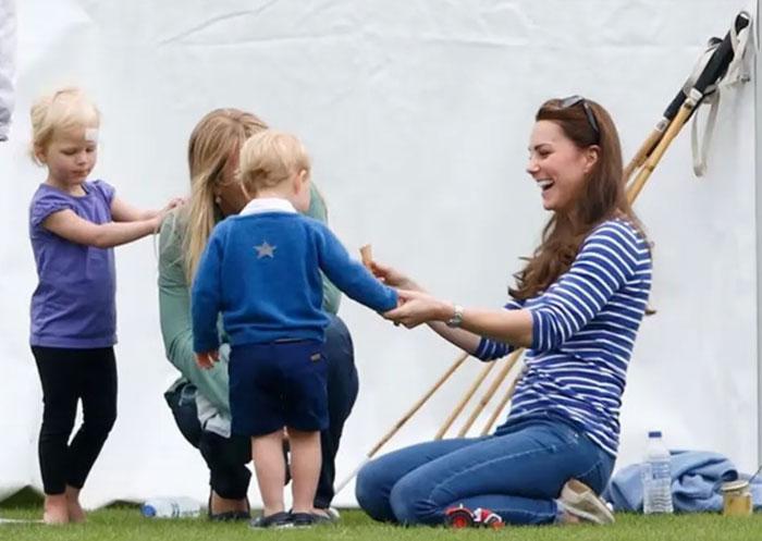 19 ảnh chứng minh ứng xử khéo léo của Vương phi Kate với gia đình chồng-16