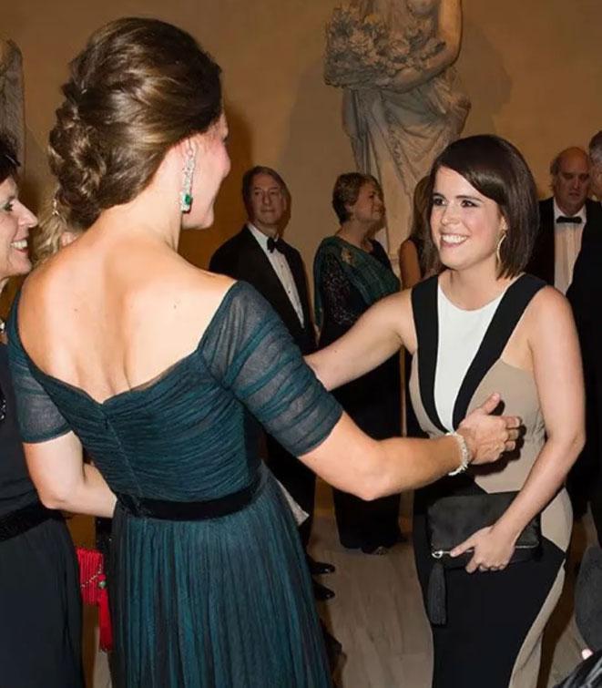 19 ảnh chứng minh ứng xử khéo léo của Vương phi Kate với gia đình chồng-17