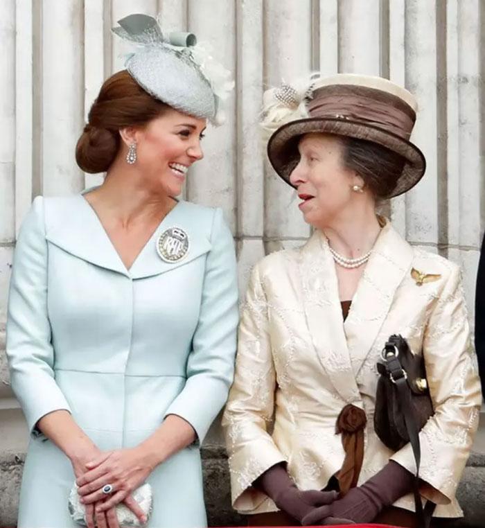 19 ảnh chứng minh ứng xử khéo léo của Vương phi Kate với gia đình chồng-18