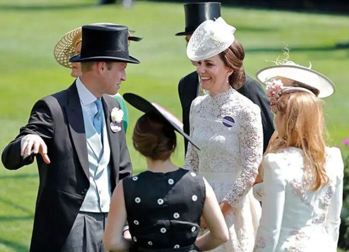 19 ảnh chứng minh ứng xử khéo léo của Vương phi Kate với gia đình chồng-20