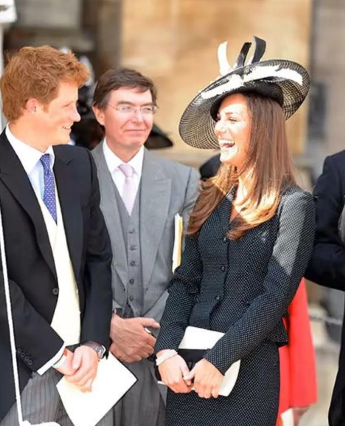19 ảnh chứng minh ứng xử khéo léo của Vương phi Kate với gia đình chồng-12