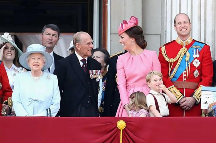 19 ảnh chứng minh ứng xử khéo léo của Vương phi Kate với gia đình chồng-11