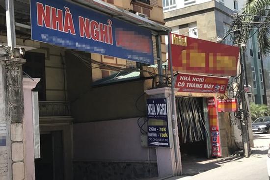 Đi nhà nghỉ 'đổi gió' ngày mất điện, phát hiện chiếc xe che biển số của anh rể