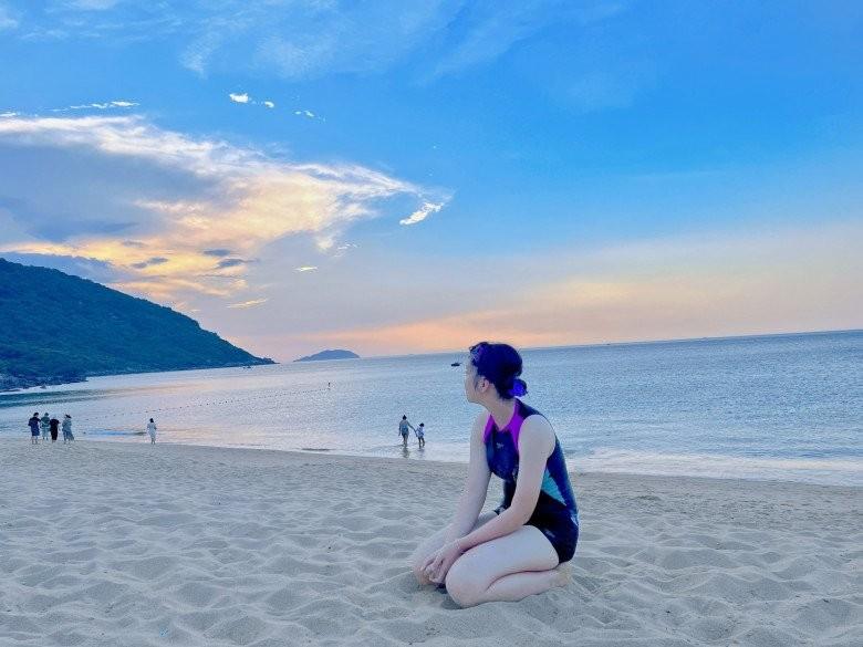 Con gái MC Diệp Chi 12 tuổi cao hơn mẹ nửa đầu, mặc đồ tắm khoe da trắng nõn-2