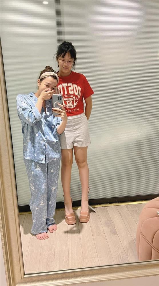 Con gái MC Diệp Chi 12 tuổi cao hơn mẹ nửa đầu, mặc đồ tắm khoe da trắng nõn-5