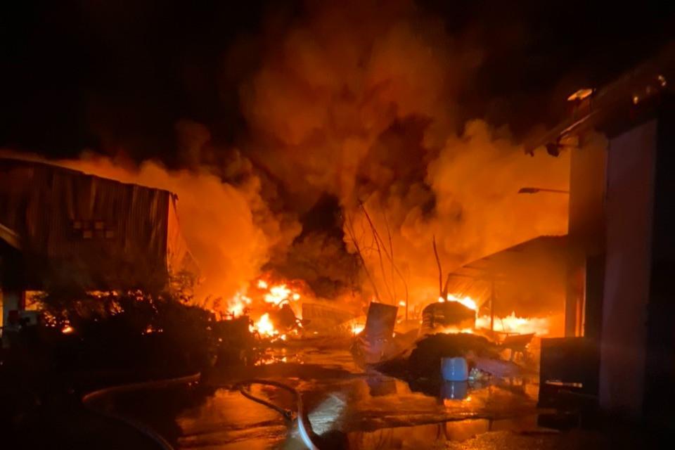 Cháy lớn thiêu thành tro hơn 3.200m2 nhà xưởng của 3 công ty ở Long An-1