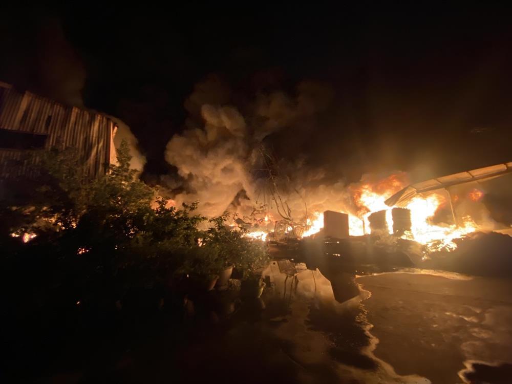 Cháy lớn thiêu thành tro hơn 3.200m2 nhà xưởng của 3 công ty ở Long An-2