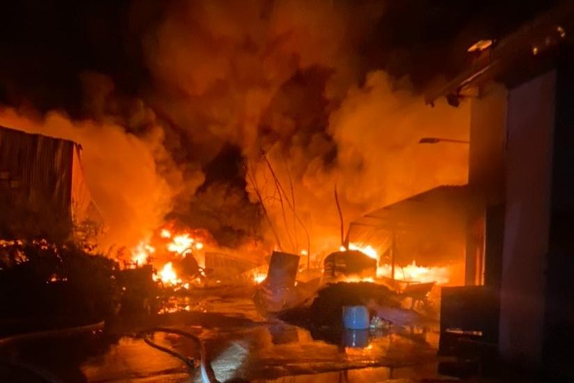 Cháy lớn tại khu công nghiệp ở Phú Yên, cột khói cao hàng chục mét-3