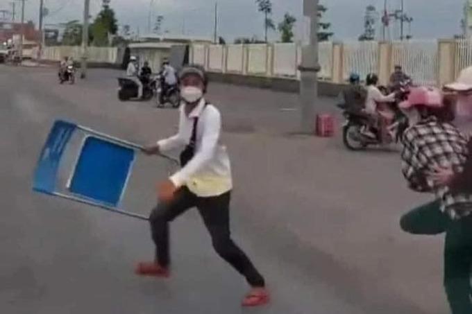 Vụ tao là trùm ở đây: Hối hận sau khi ném vỡ kính xe cứu thương?-1