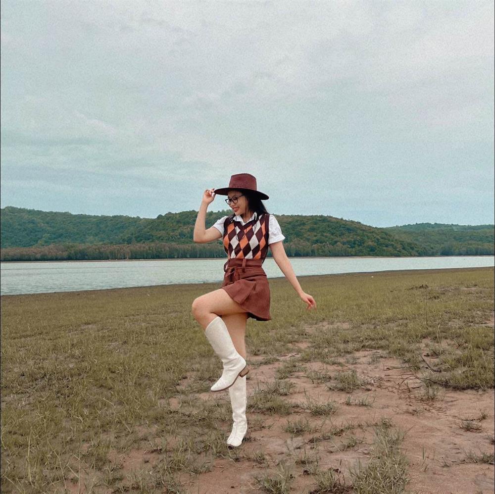 Phương Mỹ Chi thử sức váy thư ký ngắn nửa đùi, khúm núm che chắn đến khổ-4