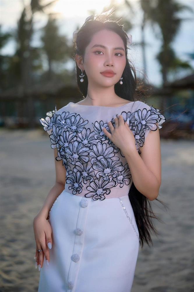 Phương Mỹ Chi thử sức váy thư ký ngắn nửa đùi, khúm núm che chắn đến khổ-6