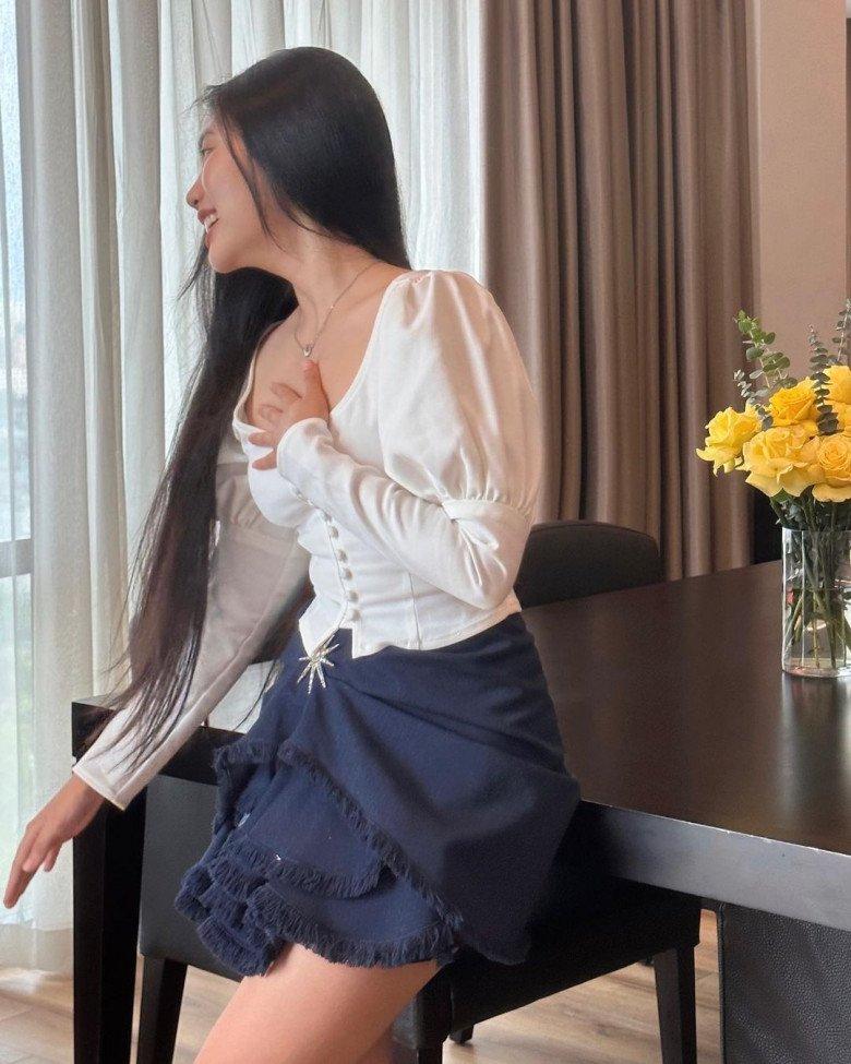 Phương Mỹ Chi thử sức váy thư ký ngắn nửa đùi, khúm núm che chắn đến khổ-7