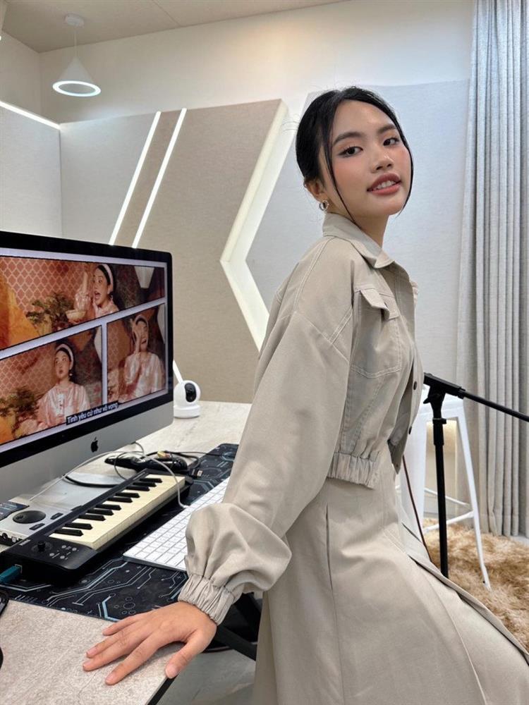 Phương Mỹ Chi thử sức váy thư ký ngắn nửa đùi, khúm núm che chắn đến khổ-8