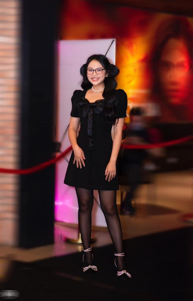 Phương Mỹ Chi thử sức váy thư ký ngắn nửa đùi, khúm núm che chắn đến khổ-9