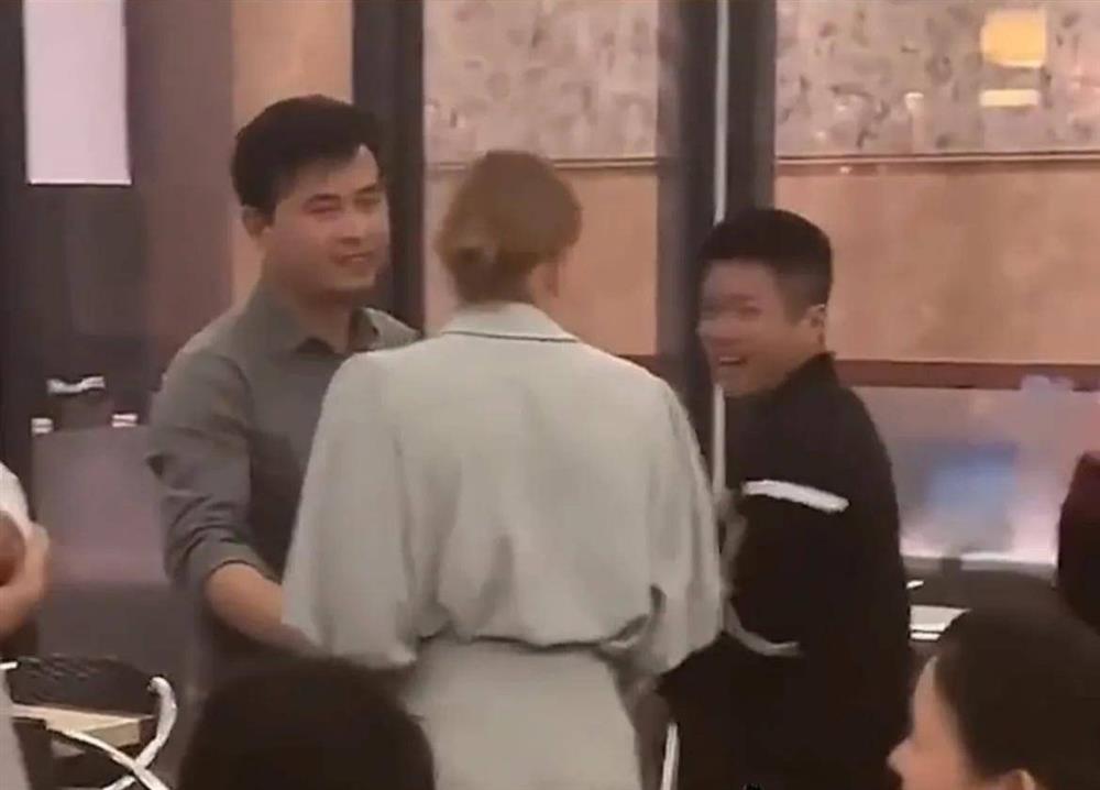 Tình cũ ôm nhau khóc nức nở giữa buổi họp lớp, bạn bè vỡ òa-1